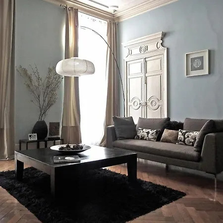 42 Rue Victor Hugo * Carcassonne